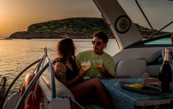 Comida y bebida en barcos en Ibiza