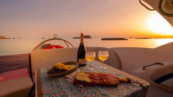 Comida y bebida en barcos en ibiza